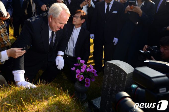 (광주=뉴스1) 이승현 기자 = 혁신위 첫 공식 일정을 가진 인요한 국민의힘 혁신위원장이 30일 오전 광주 북구 운정동 국립5·18민주묘지를 찾아 오월영령에 참배하고 있다. 2023.10.30/뉴스1  Copyright (C) 뉴스1. All rights reserved. 무단 전재 및 재배포,  AI학습 이용 금지.