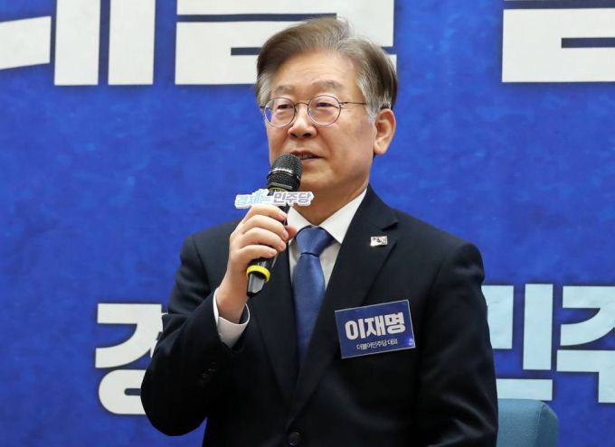 [서울=뉴시스] 이영환 기자 = 이재명 더불어민주당 대표가 1일 오후 서울 여의도 국회 의원회관에서 열린 민주경제토크 '위기 속 한국경제의 미래를 말하다'에서 발언을 하고 있다. 2023.11.01.