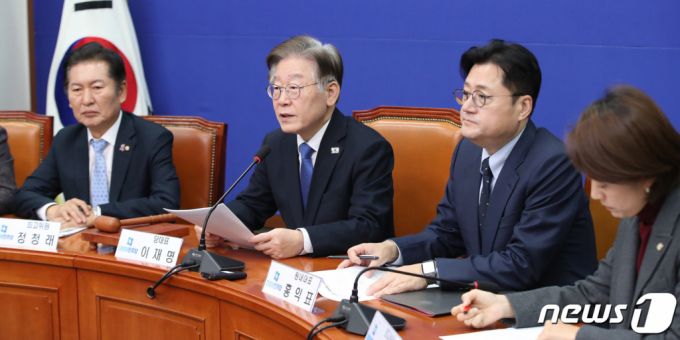 (서울=뉴스1) 임세영 기자 = 이재명 더불어민주당 대표가 1일 오전 서울 여의도 국회에서 열린 최고위원회의에서 발언을 하고 있다. 2023.11.1/뉴스1  Copyright (C) 뉴스1. All rights reserved. 무단 전재 및 재배포,  AI학습 이용 금지.