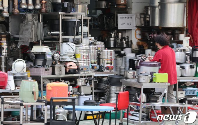 (서울=뉴스1) 김도우 기자 =  사진은 24일 서울 중구 황학동주방거리 중고 주방 기구들이 쌓여 있는 모습. 2023.10.24/뉴스1  Copyright (C) 뉴스1. All rights reserved. 무단 전재 및 재배포,  AI학습 이용 금지.