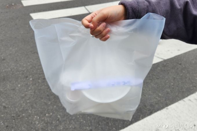 서울 용산구의 한 분식집에서 비닐봉지에 음식을 포장한 모습. /사진=정진솔 기자