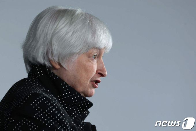 (맥클린 AFP=뉴스1) 우동명 기자 = 재닛 옐런 미국 재무 장관이 2일(현지시간) 버지니아주 맥클린의 국세청을 방문해 연설을 갖고 “미국의 국가신용등급을 강등한 피치의 결정에 강하게 반대하며 전적으로 부당하다고 생각한다”고 밝히고 있다. 2023.8.3  ⓒ AFP=뉴스1  Copyright (C) 뉴스1. All rights reserved. 무단 전재 및 재배포 금지.