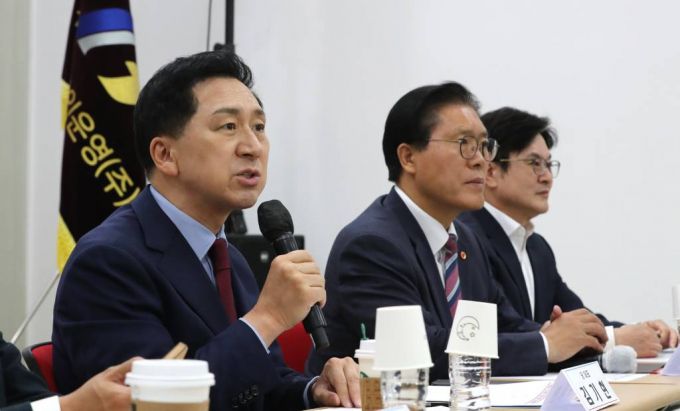 김기현 국민의힘 대표가 30일 오후 경기도 김포시 양촌읍 김포한강차량기지에서 열린 ' 해결사! 김기현이 간다 - 수도권 신도시 교통대책 마련 간담회'에서 인사말을 하고 있다. 2023.10.30. /사진=뉴시스