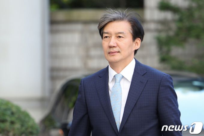 (서울=뉴스1) 신웅수 기자 = 자녀 입시비리와 유재수 전 부산시 경제부시장 감찰 무마 혐의로 재판에 넘겨진 조국 전 법무부 장관이 16일 오후 서울 서초구 서울고등법원에서 열린 2심 공판에 출석하고 있다. 2023.10.16/뉴스1  Copyright (C) 뉴스1. All rights reserved. 무단 전재 및 재배포,  AI학습 이용 금지.