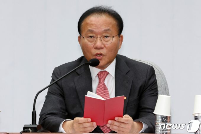 (서울=뉴스1) 황기선 기자 = 윤재옥 국민의힘 원내대표가 3일 오전 서울 여의도 국회에서 열린 원내대책회의에서 모두발언을 하고 있다. 2023.11.3/뉴스1  Copyright (C) 뉴스1. All rights reserved. 무단 전재 및 재배포,  AI학습 이용 금지.