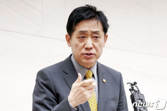 (서울=뉴스1) 민경석 기자 = 김주현 금융위원장이 7일 오후 서울 강남구 서울금융복지센터 청년동행센터를 방문해 간담회를 가진 뒤 취재진의 질문에 답하고 있다. 2023.11.7/뉴스1  Copyright (C) 뉴스1. All rights reserved. 무단 전재 및 재배포,  AI학습 이용 금지.