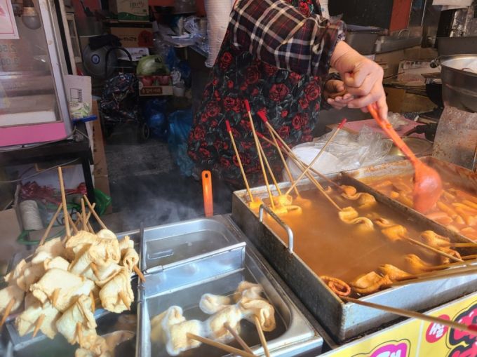 13일 오전 10시 서울시 성동구 행당시장 인근에서 분식집을 운영하는 윤영선(80)씨가 장사를 준비하고 있다./사진=천현정 기자