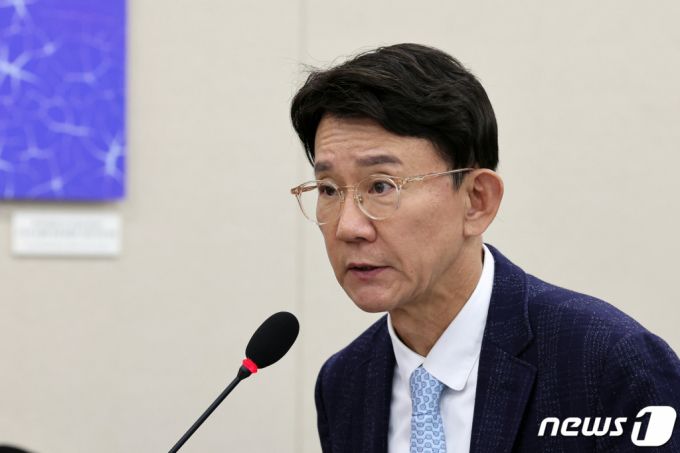 강봉구 삼성전자 부사장이 27일 서울 여의도 국회에서 열린 산업통상자원위원회의 과학기술정보방송통신위원회의 과기부 등에 대한 종합국정감사에 참고인 신분으로 출석, 의원 질의에 답하고 있다. 2023.10.27/뉴스1  Copyright (C) 뉴스1. All rights reserved. 무단 전재 및 재배포,  AI학습 이용 금지.