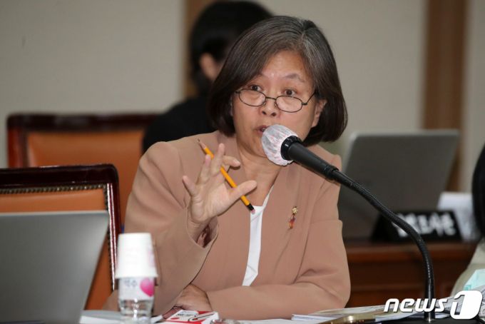 (대구=뉴스1) 공정식 기자 = 강민정 더불어민주당 의원이 17일 오전 대구 북구 경북대에서 열린 국회 교육위원회의 경북대, 강원대, 대구교대, 경북대병원, 강원대병원, 경북대치과병원, 강릉원주대치과병원에 대한 2023년도 국정감사에서 질의하고 있다. 2023.10.17/뉴스1  Copyright (C) 뉴스1. All rights reserved. 무단 전재 및 재배포,  AI학습 이용 금지.