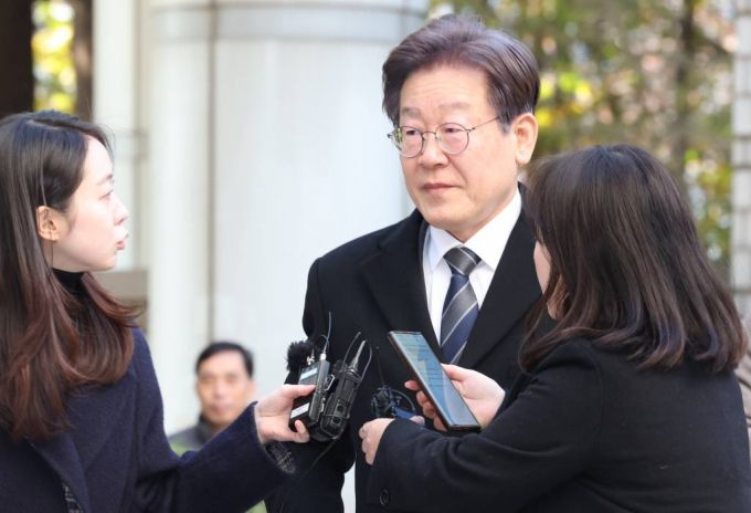 [서울=뉴시스] 황준선 기자 = 이재명 더불어민주당 대표가 14일 오전 서울 서초구 서울중앙지방법원에서 열린 '대장동 배임 및 성남FC 뇌물 의혹' 1심 공판에 출석하고 있다. 2023.11.14.