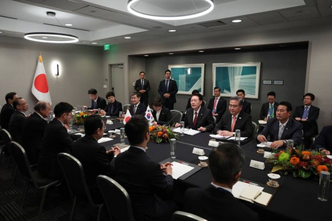 [샌프란시스코=뉴시스]조수정 기자 = 아시아태평양경제협력체(APEC) 정상회의 참석차 미국을 방문한 윤석열 대통령이 16일(현지시간) 미국 샌프란시스코 한 호텔에서 기시다 후미오 일본 총리와 한일 정상회담을 하고 있다. (사진=대통령실 제공) 2023.11.17. *재판매 및 DB 금지