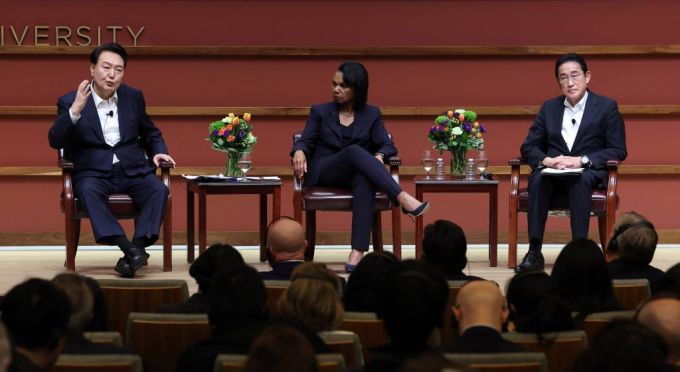 [샌프란시스코=뉴시스] 조수정 기자 = 아시아태평양경제협력체(APEC) 정상회의 참석차 미국을 방문 중인 윤석열 대통령과 기시다 후미오 일본 총리가 17일(현지시간) 캘리포니아주 스탠퍼드대학교 후버연구소에서 열린 한일 정상 좌담회에서 사회자와의 대담을 하고 있다. 2023.11.18.