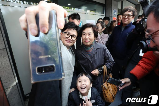 (대구=뉴스1) 공정식 기자 = 한동훈 법무부 장관이 17일 오후 대구 수성구 만촌동 대구스마일센터를 찾아 한 시민이 건넨 휴대전화를 직접 들고 기념사진을 찍고 있다.  스마일센터는 강력범죄 피해자와 그 가족 및 보호자를 대상으로 심리치유와 임시거처 등을 제공해 일상생활 복귀를 지원하는 범죄피해 트라우마 통합지원 기관이다. 2023.11.17/뉴스1  Copyright (C) 뉴스1. All rights reserved. 무단 전재 및 재배포,  AI학습 이용 금지.