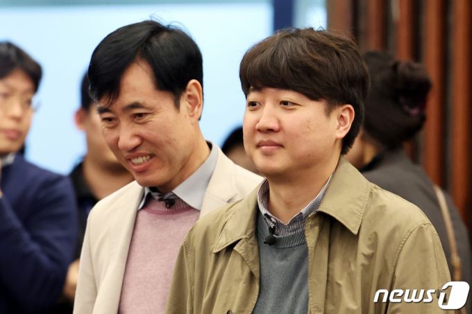 (서울=뉴스1) 황기선 기자 = 국민의힘 이준석 전 대표가 20일 오후 서울 여의도 국회 도서관에서 열린 하태경 의원의 '여의도 렉카' 출판기념회에 하 의원과 함께 입장하고 있다. 2023.11.20/뉴스1  Copyright (C) 뉴스1. All rights reserved. 무단 전재 및 재배포,  AI학습 이용 금지.