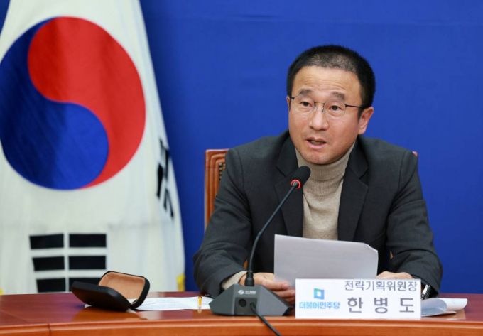 [서울=뉴시스] 고범준 기자 = 한병도 더불어민주당 전략기획위원장이 12일 서울 여의도 국회에서 열린 기자간담회에서 발언하고 있다. 2023.11.12.