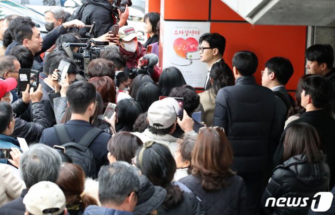 (대구=뉴스1) 공정식 기자 = 한동훈 법무부 장관이 17일 오후 대구 수성구 만촌동 대구스마일센터를 찾아 직원 간담회를 마친 뒤 사인과 기념촬영을 위해 기다리던 시민들에 둘러싸여 있다.  스마일센터는 강력범죄 피해자와 그 가족 및 보호자를 대상으로 심리치유와 임시거처 등을 제공해 일상생활 복귀를 지원하는 범죄피해 트라우마 통합지원 기관이다. 2023.11.17/뉴스1  Copyright (C) 뉴스1. All rights reserved. 무단 전재 및 재배포,  AI학습 이용 금지.