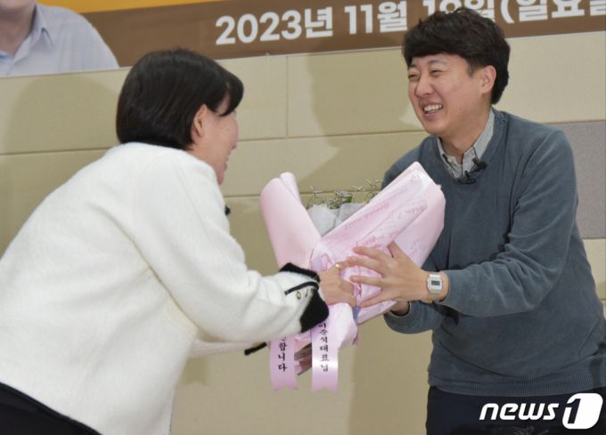 (광주=뉴스1) 김동수 기자 = 이준석 전 국민의힘 대표가 19일 광주 서구 김대중컨벤션센터에서 열린 토크콘서트에서 지지자로부터 꽃다발을 받고 있다.2023.11.19/뉴스1  Copyright (C) 뉴스1. All rights reserved. 무단 전재 및 재배포,  AI학습 이용 금지.