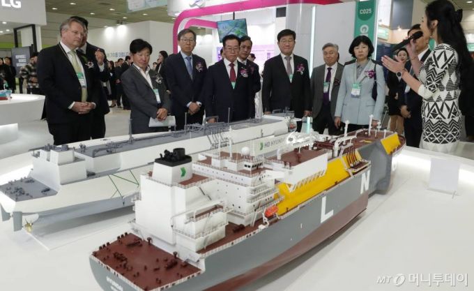 22일 서울 강남구 코엑스에서 열린 국회수소경제포럼이 주최하고 머니투데이와 코엑스(COEX)가 공동 주관하는 '그린비즈니스위크 2023(GBW 2023)'에서 국회수소경제포럼 공동대표 이종배 국민의힘, 전해철 더불어민주당 의원, 정범진 한국원자력학회 회장, 문재도 수소융합 얼라이언스 회장, 김성권 씨에스윈드 대표이사 회장, 이동기 코엑스 대표이사 사장, 조율래 한국과학창의재단 이사장 및 주요 내빈들이 HD한국조선해양 부스를 둘러보고 있다. /사진=김휘선