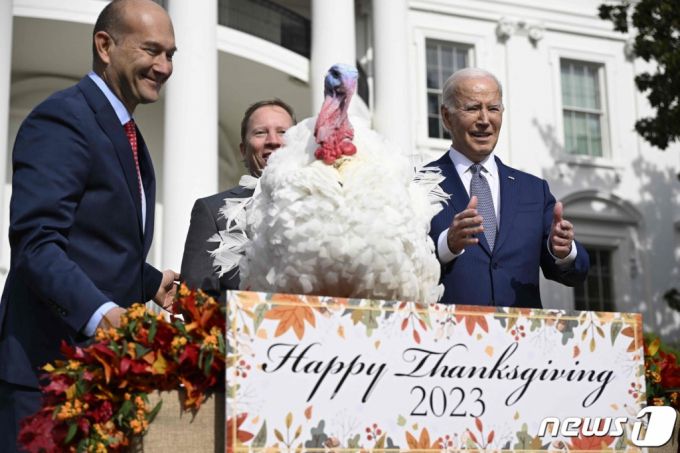 (워싱턴 AFP=뉴스1) 정지윤 기자 = 조 바이든 미국 대통령이 20일(현지시간) 미국 워싱턴DC의 백악관 사우스론에서 열린 칠면조 사면행사에 참석하며 미소짓고 있다. 2023.11.20  ⓒ AFP=뉴스1  Copyright (C) 뉴스1. All rights reserved. 무단 전재 및 재배포,  AI학습 이용 금지.