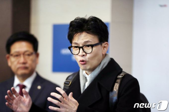 (울산=뉴스1) 김지혜 기자 = 한동훈 법무부 장관이 24일 울산 HD현대중공업을 찾아 취재원의 질문에 답변하고 있다. 2023.11.24/뉴스1  Copyright (C) 뉴스1. All rights reserved. 무단 전재 및 재배포,  AI학습 이용 금지.