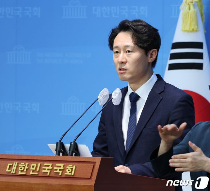 (서울=뉴스1) 송원영 기자 = 이탄희 더불어민주당 의원이 28일 서울 여의도 국회 소통관에서 기자회견을 열고 연동형비례제 사수와 위성정당 금지를 촉구하고 있다.   이날 기자회견에서 이 의원은 "총선에서 용인정 지역구에 불출마 하겠다"며, 당을 향해 "기득권을 내려 놓고 원칙을 지켜내자"고 밝혔다. 2023.11.28/뉴스1  Copyright (C) 뉴스1. All rights reserved. 무단 전재 및 재배포,  AI학습 이용 금지.