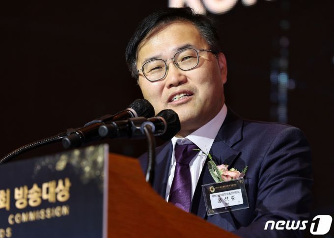 홍석준 국민의힘 의원이 11일 오전 서울 중구 롯데호텔에서 열린 2023 방송통신위원회 방송대상 시상식에 참석해 축사를 하고 있다. 2023.9.11/뉴스1