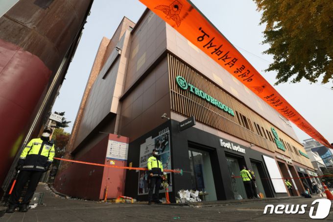 2022년11월9일 경찰특별수사본부가 압수수색 중인 서울 용산구 이태원동 해밀톤호텔의 모습. /사진=뉴스1