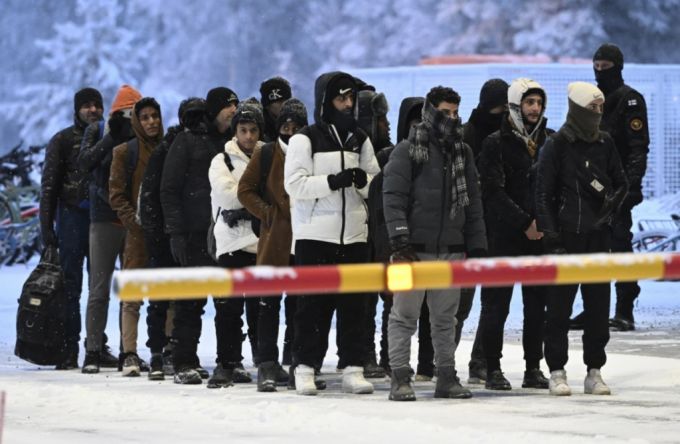23일(현지시간) 러시아에서 온 이민자들이 핀란드 살라의 핀란드·러시아 국경에서 핀란드 입국을 기다리고 있다. /AP=뉴시스