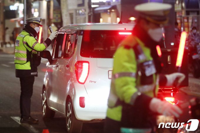 4일 밤 서울 강남구 수인분당선 압구정로데오역 인근에서 경찰이 연말연시 음주운전 특별단속을 실시하고 있다./사진=뉴스1