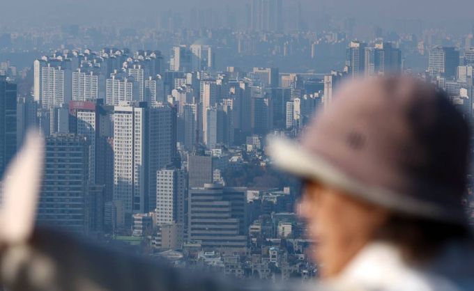 [서울=뉴시스] 김명년 기자 = 지난달 전국 아파트의 신고가와 신저가 거래량이 모두 크게 하락한 것으로 조사됐다. 22일 부동산 플랫폼 직방에 따르면 지난 10월 전국 아파트 신고가 거래량은 1288건으로 지난 9월 1576건 대비 288건 줄었다. 같은 달 신저가 거래량은 362건으로 9월 635건의 절반 수준에 그쳤다. 사진은 이날 오전 서울 남산에서 바라본 아파트 단지 모습. 2023.11.22.