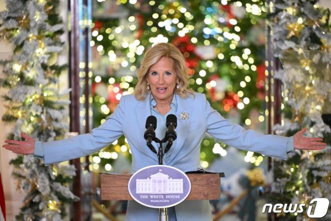 (워싱턴 AFP=뉴스1) 정지윤 기자 = 미국 영부인 질 바이든 여사가 27일(현지시간) 미국 워싱턴DC의 그랜드 로비에서 열린 2023 백악관 연말연시 장식 공개 행사에서 연설을 하고 있다. 2023.11.28   ⓒ AFP=뉴스1  Copyright (C) 뉴스1. All rights reserved. 무단 전재 및 재배포,  AI학습 이용 금지.