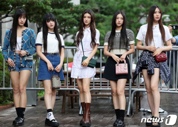 (서울=뉴스1) 김진환 기자 = 뉴진스가 25일 오전 서울 영등포구 KBS에서 열린 ‘뮤직뱅크’ 녹화에 참석하고 있다. 2023.8.25/뉴스1  Copyright (C) 뉴스1. All rights reserved. 무단 전재 및 재배포 금지.