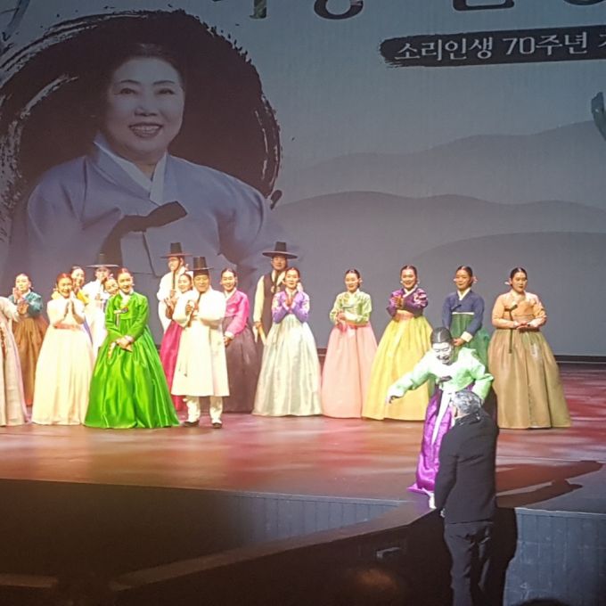 3일 저녁 서울 서초 국립국악원에서 열린 신영희 명창의 '소리인샐 80주년' 공연 마지막 무대가 끝난 뒤, 신 명창이 마무리 인사를 하면서 유인촌 문체부 장관을 객석에 소개하기 위해 무대로 부르자 유 장관이 무대 아래로 다가가 악수를 나누며 인사를 하고 있다./사진 = 유동주 기자