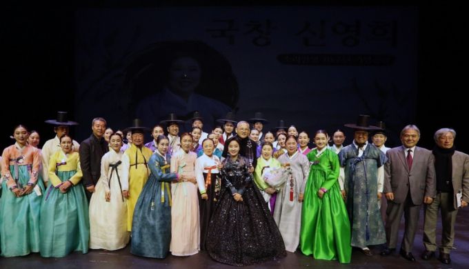 유인촌 문화체육관광부 장관이 3일 서울 서초구 국립국악원 예악당에서 열린 신영희 명창의 '소리인생 70주년' 공연을 관람한 뒤 출연진을 격려하고 기념촬영을 하고 있다./사진=문체부