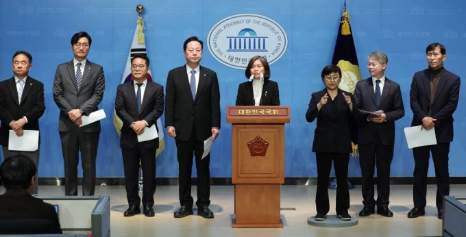 [서울=뉴시스] 추상철 기자 = 더불어민주당 의원들이 29일 오후 서울 여의도 국회에서 '위성정당방지법 발의'와 관련 기자회견을 하고 있다. 왼쪽부터 송재호, 장철민, 민병덕, 김두관, 강민정, 민형배, 이학영 의원. 2023.11.29.