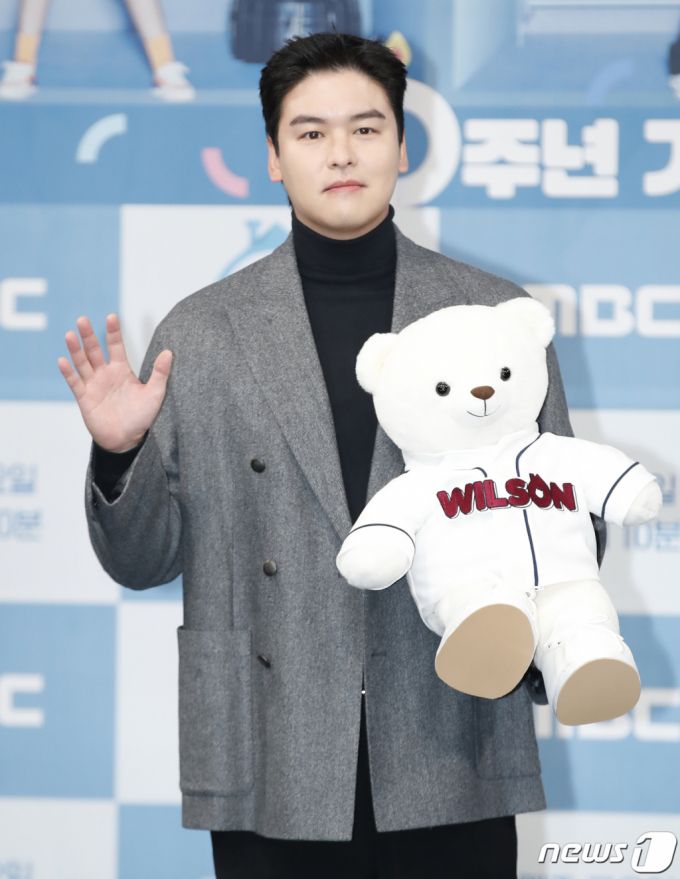 (서울=뉴스1) 권현진 기자 = 배우 이장우가 4일 오후 서울 상암동 MBC 골든마우스홀에서 열린 예능프로그램 '나 혼자 산다' 10주년 기념간담회에서 포즈를 취하고 있다. 2023.12.4/뉴스1  Copyright (C) 뉴스1. All rights reserved. 무단 전재 및 재배포,  AI학습 이용 금지.