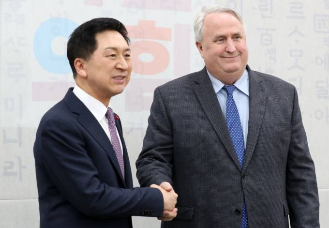 김기현(왼쪽) 국민의힘 대표와 인요한 혁신위원장이 6일 오후 서울 여의도 국회에서 만나 악수를 하고 있다. (공동취재) 2023.12.06. /사진=뉴시스