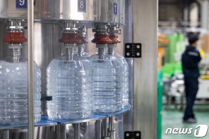 (안산=뉴스1) 이재명 기자 = 6일 경기도 안산시 단원구 금성이엔씨에서 차량용 요소수가 생산되고 있다.   정부는 중국발 요소 통관 지연 사태에 따른 국내 수급 안정을 위해 공공비축분을 늘리고, 베트남 등으로부터의 대체 수입량을 확대하기로 했다.  이어 "차량용 요소의 안정적 수급에 문제가 없으니 국민들께서도 안심하고 필요한 물량만 구매해 달라"라고 당부했다. 2023.12.6/뉴스1  Copyright (C) 뉴스1. All rights reserved. 무단 전재 및 재배포,  AI학습 이용 금지.