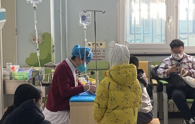 간호인력이 어린이의 손에 링거 주사를 놓고 있다./사진=우경희 특파원