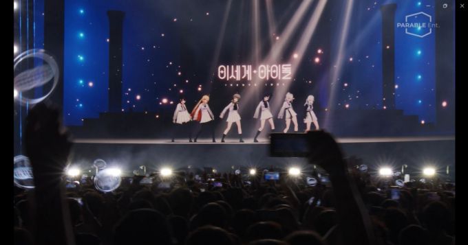 6인조 버추얼 걸그룹 이세계아이돌이 지난 9월23일 인천 송도 달빛축제공원에서 열린 국내 최초 메타버스 연계 오프라인 뮤직 페스티벌 '이세계 페스티벌'에서 공연하고 있다. /사진제공=패러블엔터테인먼트