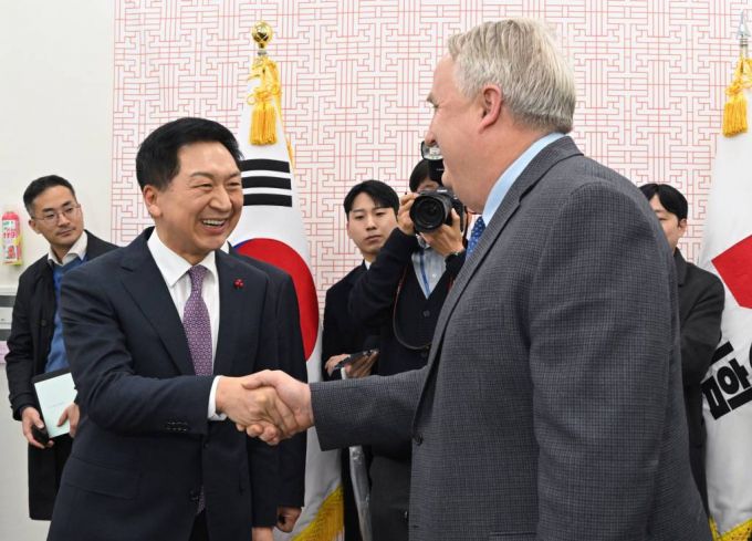 김기현(왼쪽) 국민의힘 대표와 인요한 혁신위원장이 6일 오후 서울 여의도 국회에서 회동에 앞서 인사를 나누고 있다. (공동취재) 2023.12.06. /사진=뉴시스