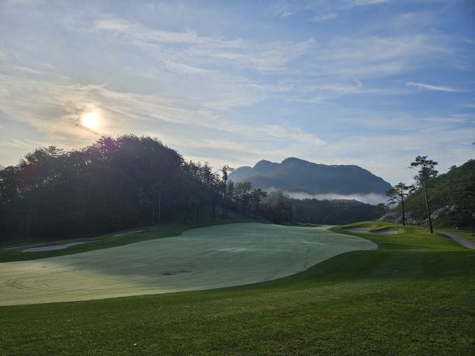 ▲페어웨이에 양잔디가 깔끔하게 정돈되어 있어 양탄자를 보는 듯 하다./사진=임윤희 기자