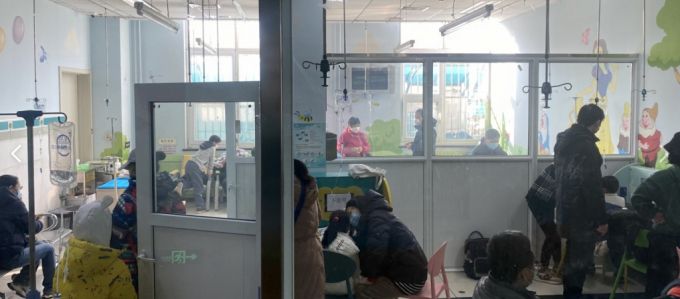 주사실에서 링거 주사를 맞는 아이들./사진=우경희 특파원