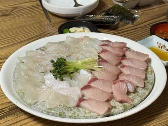 최근 한 횟집의 '바가지 가격'과 손님 응대 등이 논란에 휩싸인 가운데 해당 횟집 사장이 억울함을 토로했다./사진=온라인 커뮤니티