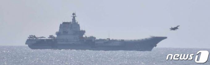 (로이터=뉴스1) 김민수 기자 = 일본 방위성이 10일 공개한 사진에서 오키나와현 남쪽 태평양에서 중국 항공모함 산둥함에서 전투기가 이륙하고 있다. 2023.04.10/뉴스1  ⓒ 로이터=뉴스1  Copyright (C) 뉴스1. All rights reserved. 무단 전재 및 재배포 금지.