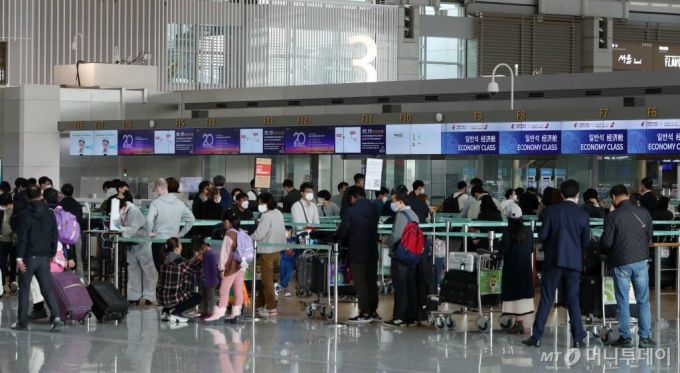 인천국제공항 제1여객터미널에서 탑승객들이 탑승 수속을 하고 있다. /사진=이기범 기자 leekb@