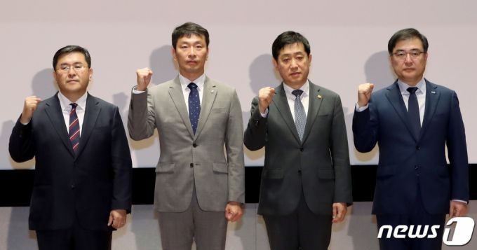 올해 5월23일 서울 여의도 한국거래소 컨퍼런스홀에서 열린 불공정거래 근절을 위한 유관기관 합동토론회에 앞서 김주현 금융위원장(왼쪽 세번째)과 이복현 금융감독원장(왼쪽 두번째), 손병두 한국거래소 이사장(오른쪽), 양석조 남부지검장이 기념촬영을 하고 있다. /사진=뉴스1.