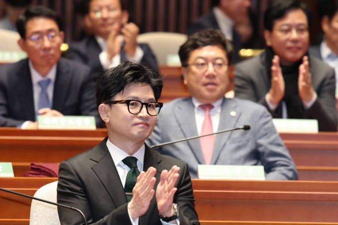 한동훈 법무부 장관이 6일 오후 서울 여의도 국회에서 열린 국민의힘 정책의원총회에서 박수를 치고 있다. 2023.12.06. /사진=뉴시스