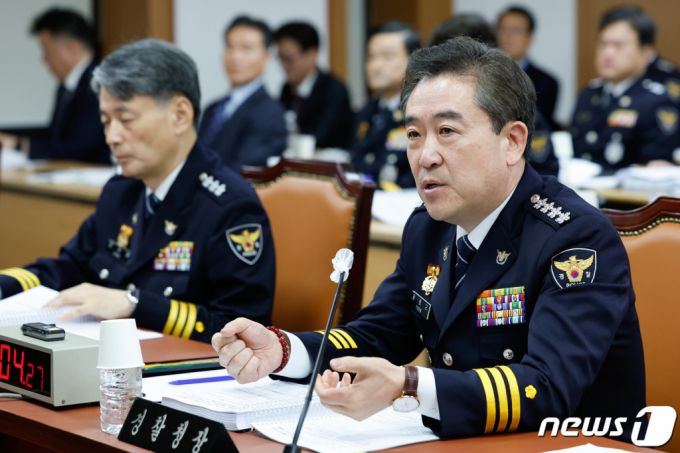 (서울=뉴스1) 안은나 기자 = 윤희근 경찰청장이 12일 오전 서울 서대문구 경찰청에서 열린 국회 행정안전위원회의 경찰청·도로교통공단에 대한 국정감사에 출석해 의원 질의에 답하고 있다. 2023.10.12/뉴스1  Copyright (C) 뉴스1. All rights reserved. 무단 전재 및 재배포,  AI학습 이용 금지.