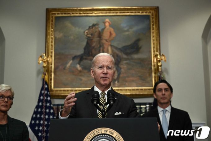 (워싱턴 AFP=뉴스1) 우동명 기자 = 조 바이든 미국 대통령이 19일(현지시간) 워싱턴 백악관에서 유가 하락을 유도하기 위해 전략 비축유 1500만 배럴 방출과 추가 방출 가능성을 시사하는 연설을 하고 있다.  ⓒ AFP=뉴스1  Copyright (C) 뉴스1. All rights reserved. 무단 전재 및 재배포 금지.